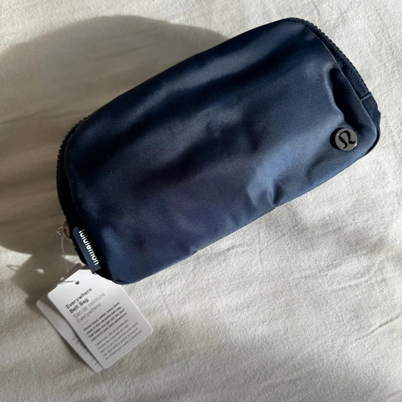 🆕 Lululemon Everywhere Belt Bag True Navy - Picture 1 of 6